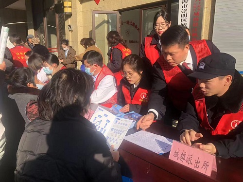 崇明检察院第二党支部赴城桥镇江帆居委开展为民服务普法宣传主题党日活动.jpg